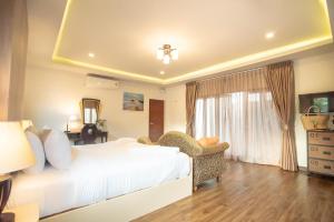 Postel nebo postele na pokoji v ubytování Kan & Kan Luxury Pool Villa Hua Hin with all bathtub