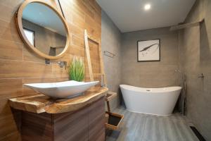Koupelna v ubytování Kan & Kan Luxury Pool Villa Hua Hin with all bathtub