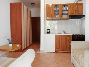 Il comprend une cuisine et un salon avec une table. dans l'établissement Apartment Oleander of Budva, à Budva