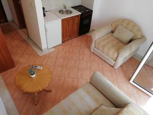 - un salon avec une table et des chaises dans l'établissement Apartment Oleander of Budva, à Budva