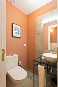 ポルトにあるOporto Centre Clean & Cozy Apt 1のバスルーム(トイレ、洗面台付)