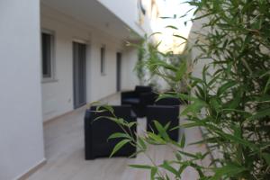 einen Flur mit schwarzen Stühlen und einer Pflanze in der Unterkunft Appartamento Santa Lucrezia in Polignano a Mare