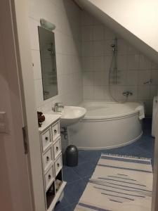 y baño con bañera y lavamanos. en KU:L Apartment 4pers. Planai Dachstein, en Öblarn