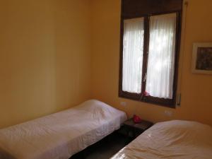 ロザスにあるAlacant30のベッドルーム1室(ベッド2台、窓付)