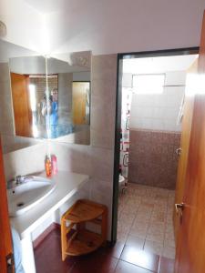 une personne prenant une photo d'une salle de bains dans l'établissement Cabañas las Vertientes, à Villa Parque Siquiman