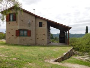 una vista exterior de un edificio con garaje en Cabañas las Vertientes, en Villa Parque Síquiman
