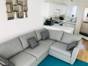 sala de estar con sofá y cocina en Arma Short Stays 46 Bicester - Sleeps 3 - Free Parking & Garden en Bicester