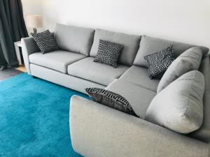 sala de estar con sofá y almohadas en Arma Short Stays 46 Bicester - Sleeps 3 - Free Parking & Garden en Bicester