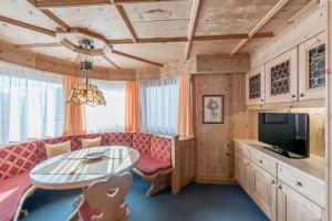 TV a/nebo společenská místnost v ubytování Apart Hotel Garni Wieser