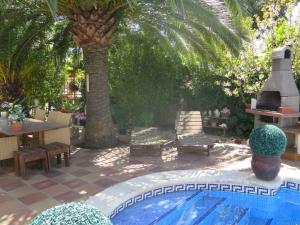ロザスにあるVitoria 25の椰子の木とプールのある裏庭