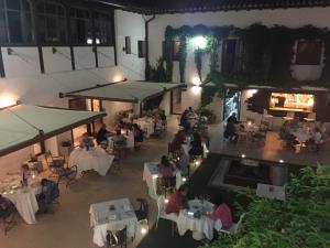 Un restaurante o sitio para comer en Hotel Resort Cueva del Fraile