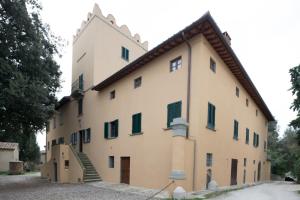an exterior view of a large building with stairs at Villa Moris bed and breakfast in Tavarnelle in Val di Pesa