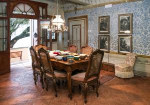 jadalnia z drewnianym stołem i krzesłami w obiekcie Villa Moris bed and breakfast w mieście Tavarnelle Val di Pesa