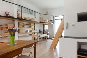 een klein appartement met een eetkamer en een keuken bij Loft in Authentic Rome Hood in Rome