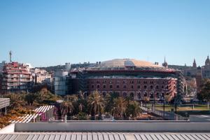 Un gran edificio con una cúpula en la parte superior. en Homenfun Barcelona Plaza España, en Barcelona