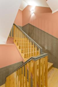 ポルトにあるOporto Centre Clean & Cozy Apt 2の木の手すり付きの家の階段