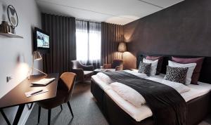 Rúm í herbergi á Struer Grand Hotel