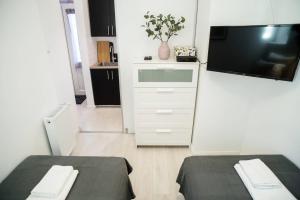 TV in/ali zabaviščno središče v nastanitvi Very central, new and comfy apartment with A/C