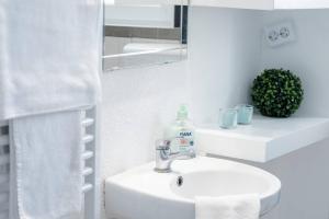 Kopalnica v nastanitvi Very central, new and comfy apartment with A/C