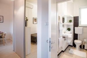 Kopalnica v nastanitvi Very central, new and comfy apartment with A/C