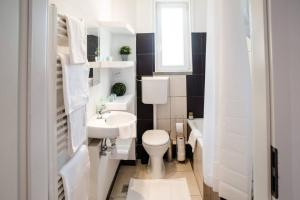 Kopalnica v nastanitvi Very central, new and comfy apartment with A/C