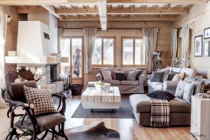 un soggiorno pieno di mobili e un camino di Luxury Chalet Villa Gorsky a Poronin