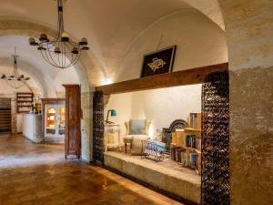 - un salon avec un canapé et une table dans l'établissement Garrigae Abbaye de Sainte Croix, à Salon-de-Provence