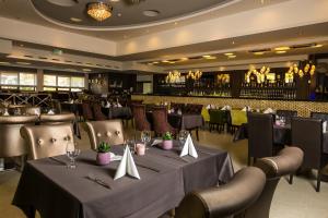Restoran või mõni muu söögikoht majutusasutuses Duna Garden Hotel