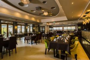 Restoran või mõni muu söögikoht majutusasutuses Duna Garden Hotel