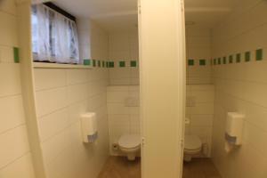 A bathroom at Jugendgästehaus St. Gilgen