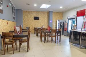 un comedor con mesas y sillas en un restaurante en Hotel Alda Centro Palencia, en Palencia