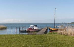 Zwei Boote sind an einem Dock auf einem See angedockt. in der Unterkunft K01 Fischerkaten Haus HELENA max 5 Personen in Dorf Körkwitz