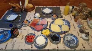 a table topped with blue and white plates of food at B&B Aan het Park Eindhoven in Eindhoven