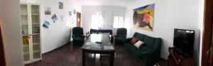 ein Wohnzimmer mit einem grünen Sofa und einem Tisch in der Unterkunft Casa Antonio Algodonales in Algodonales
