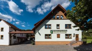 a white building with a brown roof at Monteur- und Ferienwohnung Ela in Eisenach