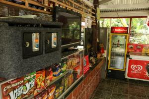 ein Geschäft mit Snackautomat in der Unterkunft jCONFARM in Calamba