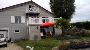 una casa con balcone e ombrellone di Appartement rdc les flots a Varengeville-sur-Mer