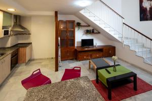cocina y sala de estar con mesa y sillas. en Duplex La Corrala, en Cádiz