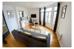 a living room with a couch and a table at Grand appart 85m2 de standing, hyper centre/gare in Lille