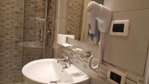 Koupelna v ubytování Hotel Milano + 26 fotografií