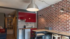 eine Küche mit einer Backsteinwand und einer Arbeitsplatte in der Unterkunft La Roche Blanche in Val Thorens