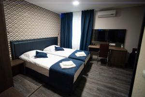 Una habitación de hotel con una cama con toallas. en Vila Iris, en Chişinău