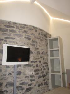 Televízia a/alebo spoločenská miestnosť v ubytovaní Hotel Borgovico