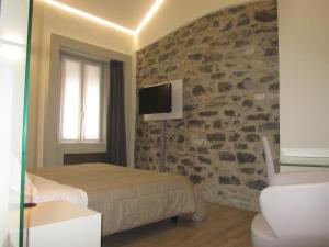 Televízia a/alebo spoločenská miestnosť v ubytovaní Hotel Borgovico