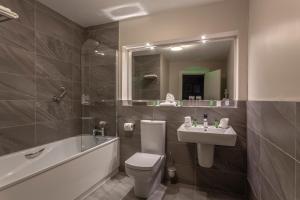 Kupatilo u objektu Glenroyal Hotel