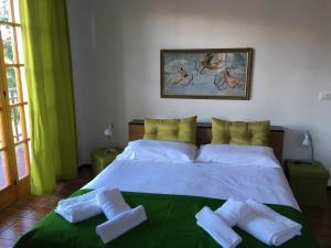 Gold Cave casa vacanze relax nel bosco appartamenti في Pessinetto: غرفة نوم عليها سرير وفوط