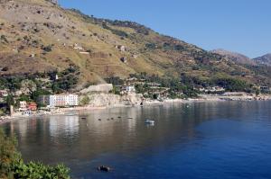 un cuerpo de agua con una playa y una montaña en Hotel Lido Mediterranee, en Taormina