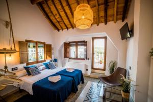 un soggiorno con letto e divano di La Maroma Rooms & Views ad Alhama de Granada