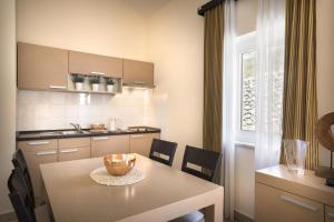 Kuchyňa alebo kuchynka v ubytovaní Apartment ACI Marina CRES