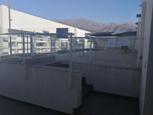 a building with a swimming pool with mountains in the background at Excelente departamento en Las Condes in Santiago